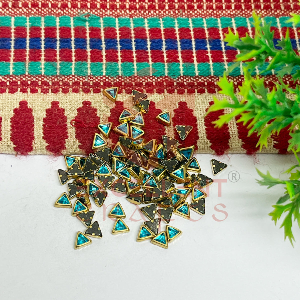 5x5x5mm Triangle Shape Glass Kundan Stones-100 Pcs