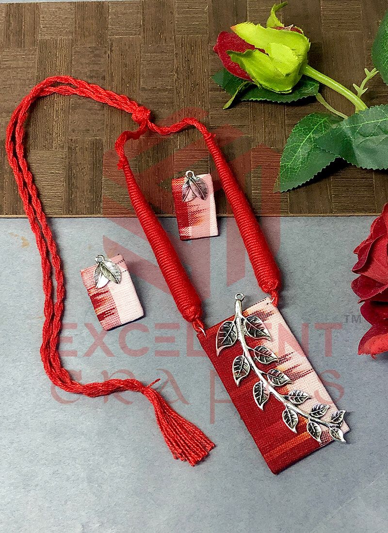 Ikat Panna Necklace Set-Red and Cream